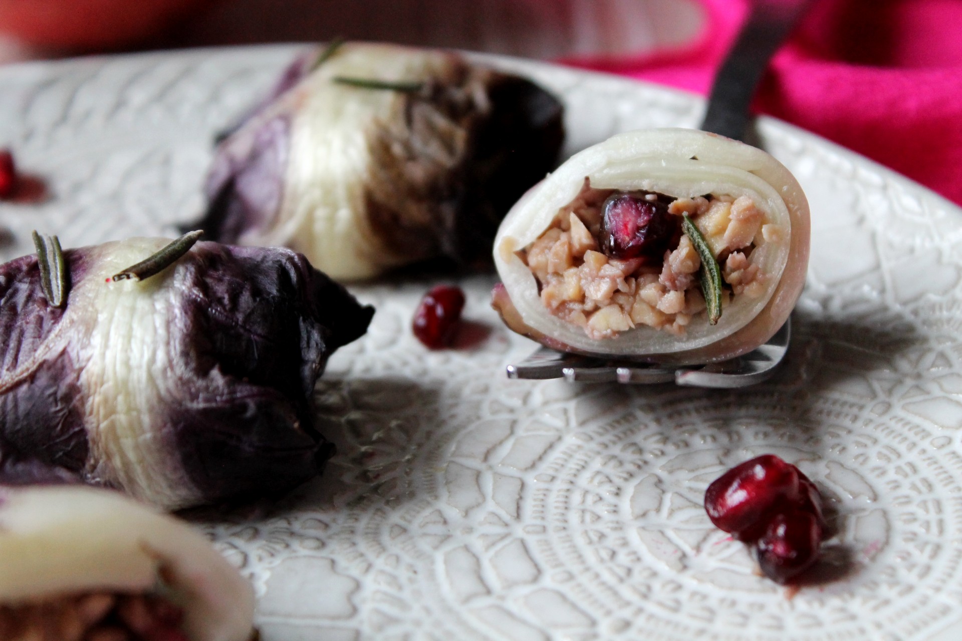 Involtini di radicchio con tempeh e melograno