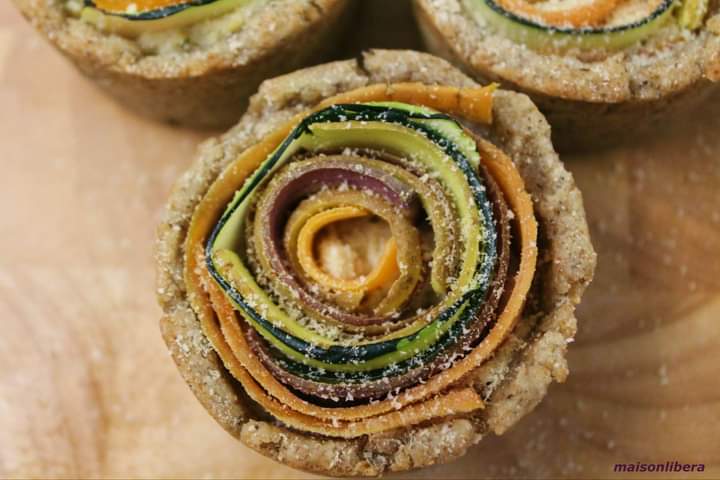 Rose arcobaleno di pasta brisee