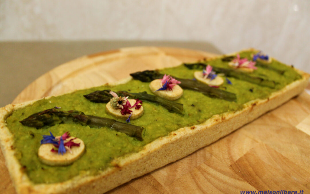 Torta salata moderna agli asparagi