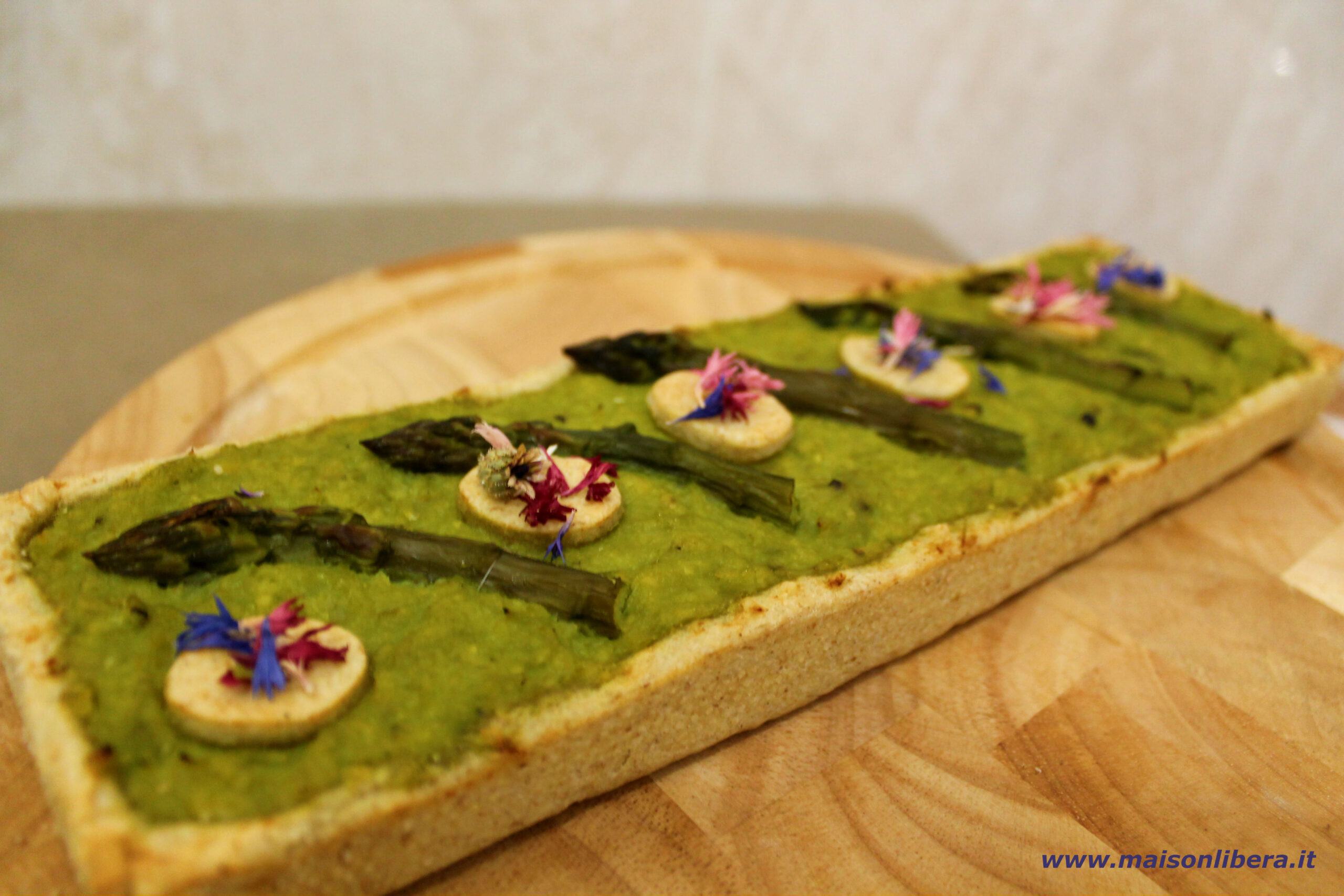 Torta salata moderna agli asparagi