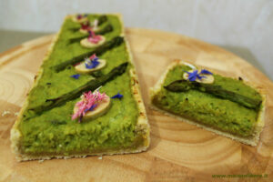 torta salata moderna con asparagi