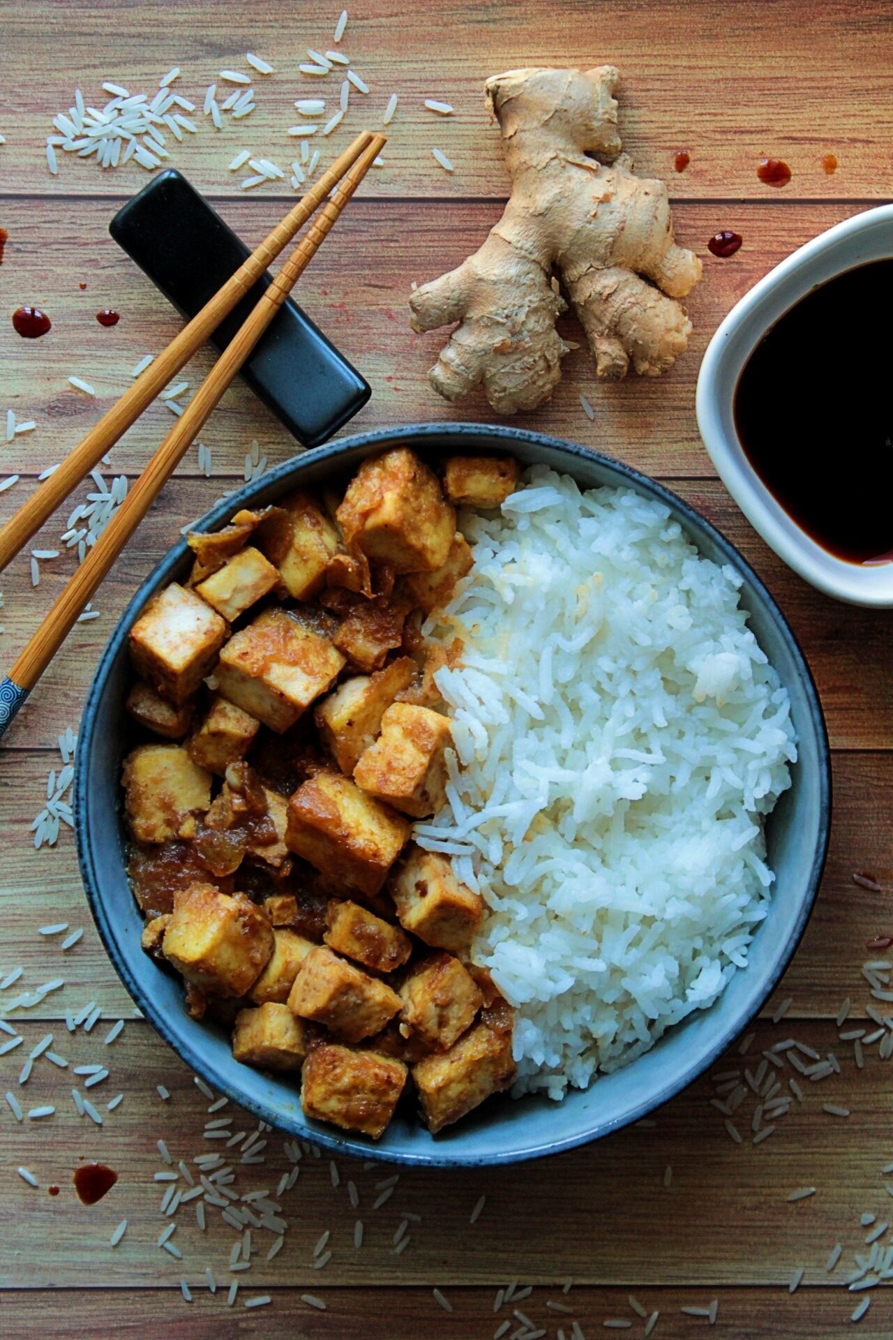 Tofu glassato con riso basmati